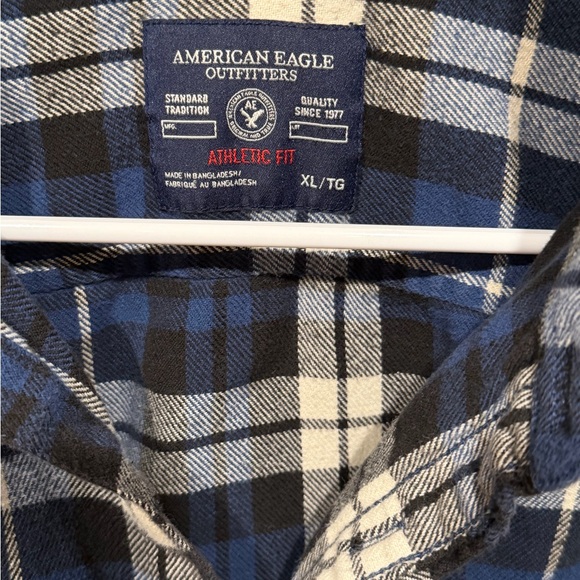 Men’s American Eagle XL Athletic Fit blue plaid flannel button down long sleeve. - Picture 2 of 3